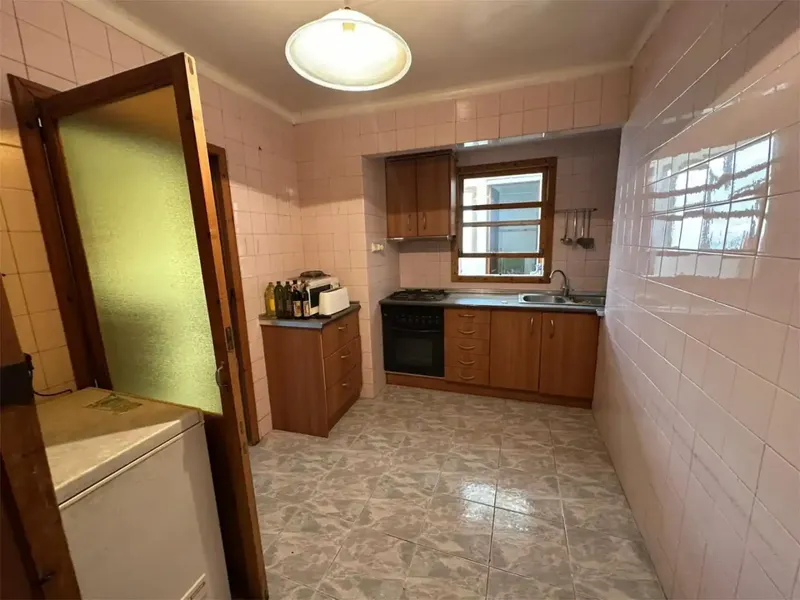 House to renovate consisting of three floors, ground floor with large patio-garden, 2 bedrooms, entrance hall, kitchen, bathroom, laundry room and — photo 4