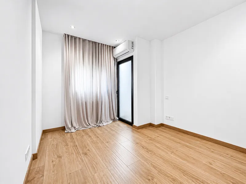 Elegant renovated apartment with terrace in the heart of Santa Catalina, Palma — photo 12
