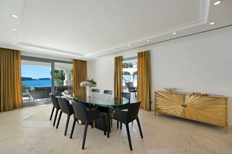 Majestic property on the first sea line — photo 10