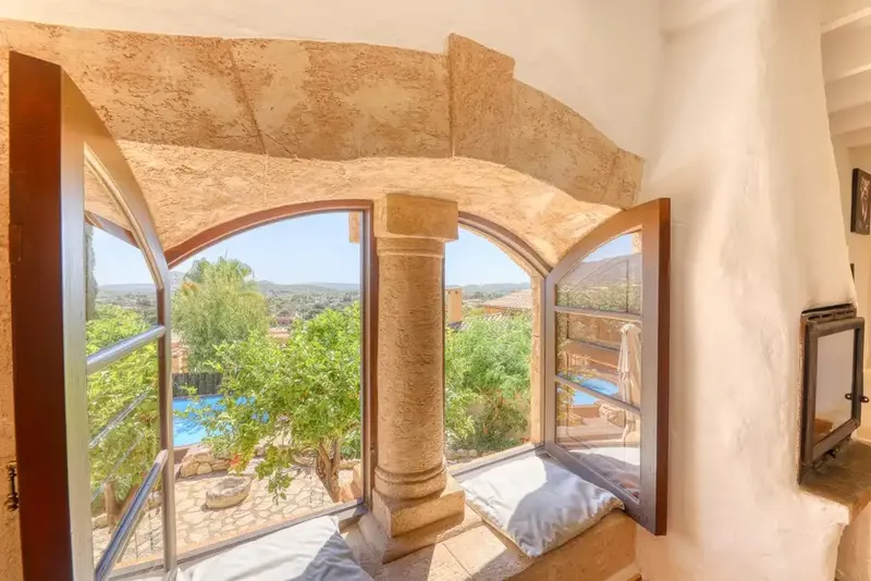 Situada en el pintoresco pueblo de Calvià, esta singular vivienda de estilo rústico se encuentra a un breve paseo del centro del pueblo, don — photo 12
