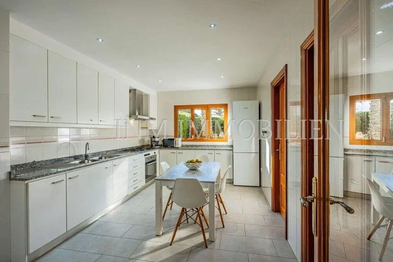 300m² detached house with 6 rooms, garden & pool for sale — photo 6