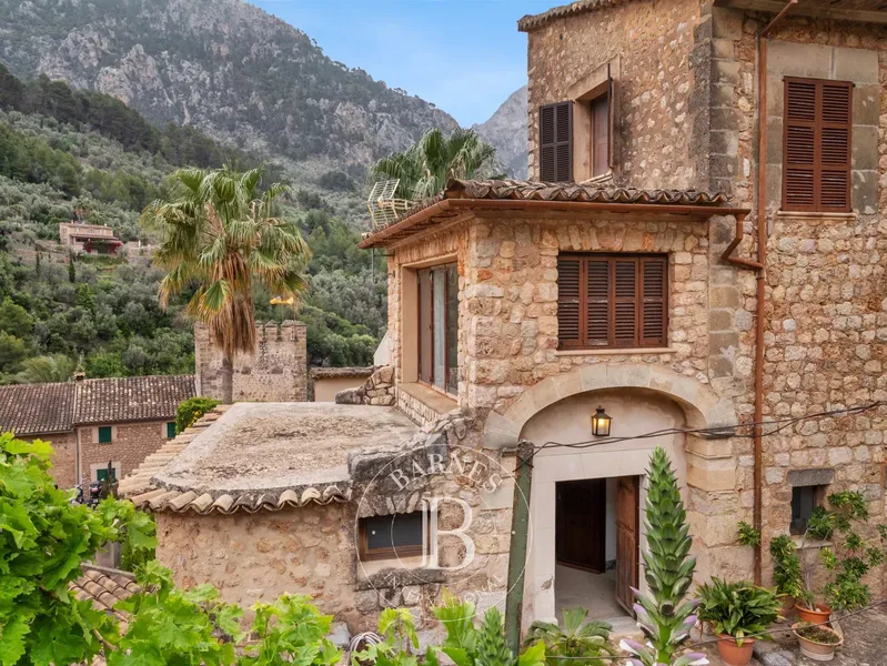 Majestic Historic Mallorcan House in the Heart of Fornalutx with Great Potential — photo 1