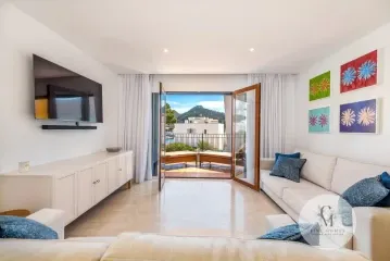 Live luxury effortlessly in this spectacular recently renovated apartment in the prestigious Club de Vela, Port Andratx — photo 3