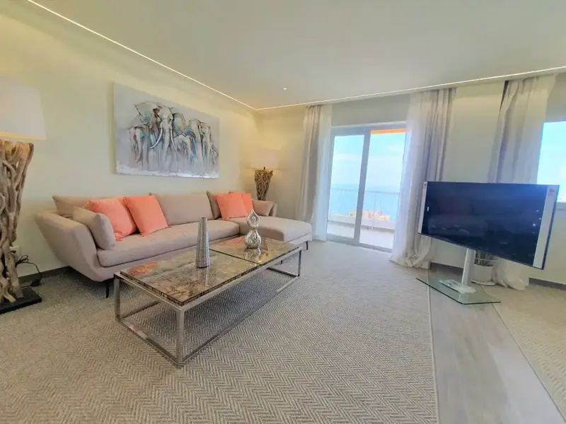 Ideally located in Cala Major, just minutes from the lively capital Palma, this magnificently renovated apartment offers — photo 4