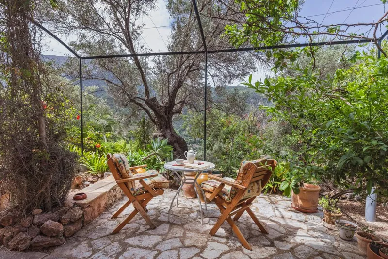 Character filled family house with garden in Deia — photo 3