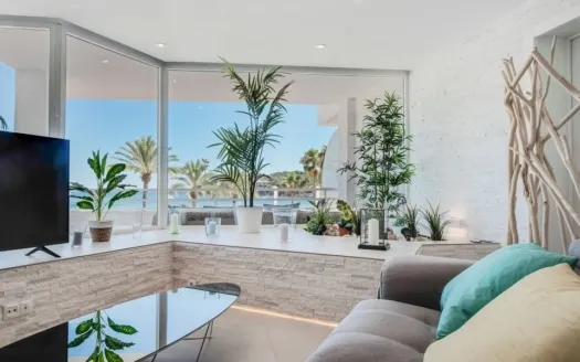 Renovated luxury apartment in 1st sea line with fantastic panoramic sea view — photo 8