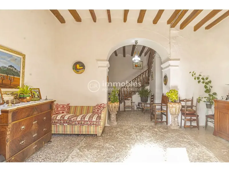 We present this spacious single-family property located in a privileged location in the urban center. — photo 7