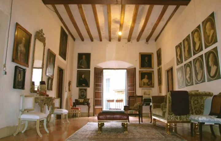 Historic Mallorcan Palace in the center of Soller — photo 11