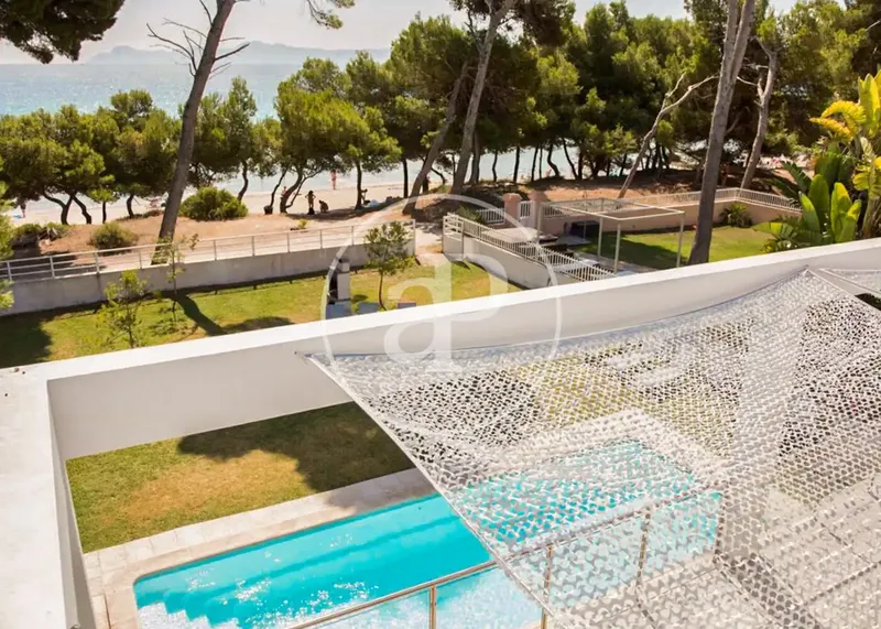This 470 m² beachfront house in Puerto de Alcudia is a wonderful place to enjoy relaxing holidays by the sea — photo 11
