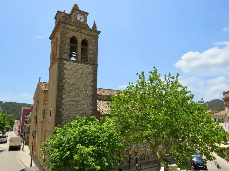 On the main street of S'Arraco, we find this large property to renovate with many possibilities. — photo 2