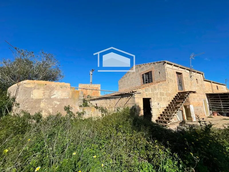 Rustic finca of 661 m² built to renovate on a large plot between Ses Salines and Campos — photo 1
