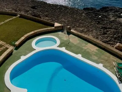 Bright, light-filled apartment on the first sea line in Portocolom — photo 11