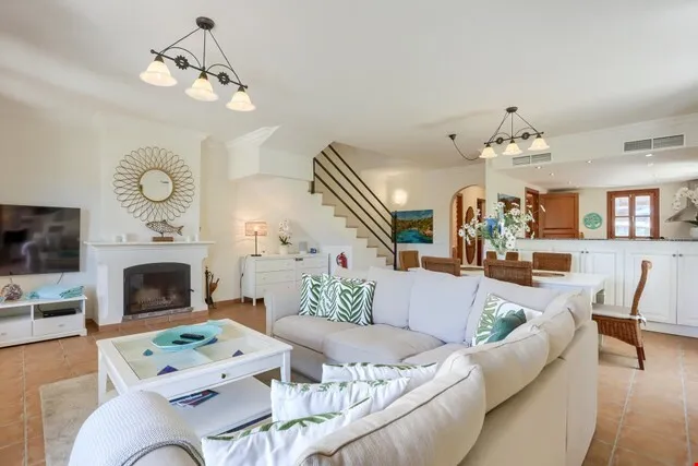 Coastal three-bedroom villa for sale with holiday licence in Llucmajor — photo 4