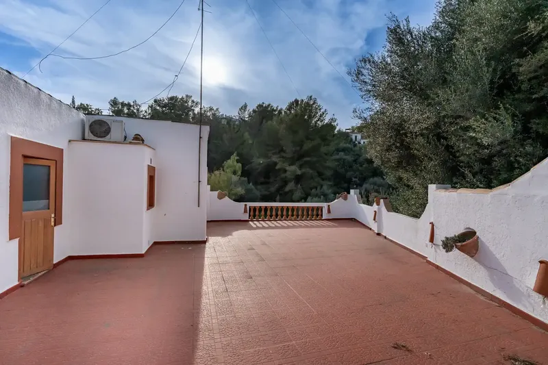 Located in the Genova area, the property has a land area of 2,571 m² and includes two buildings. The main building is — photo 11