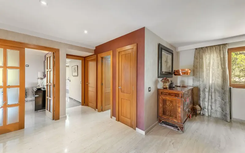 This bright apartment in Cas Catalá impresses with its spectacular sea views and is located on the 7th floor of a well-maintained residential complex — photo 12