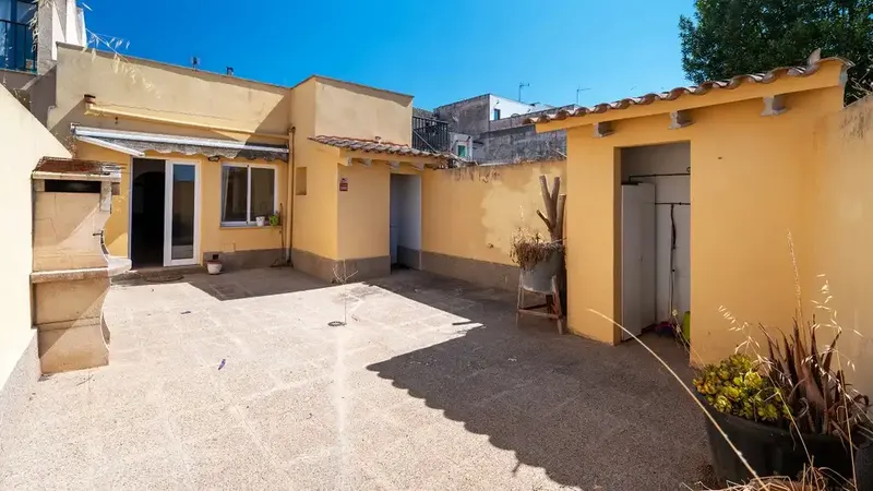 Located in the picturesque setting of Algaida, Mallorca, this property from 1890 represents a unique opportunity for those seeking a project — photo 1