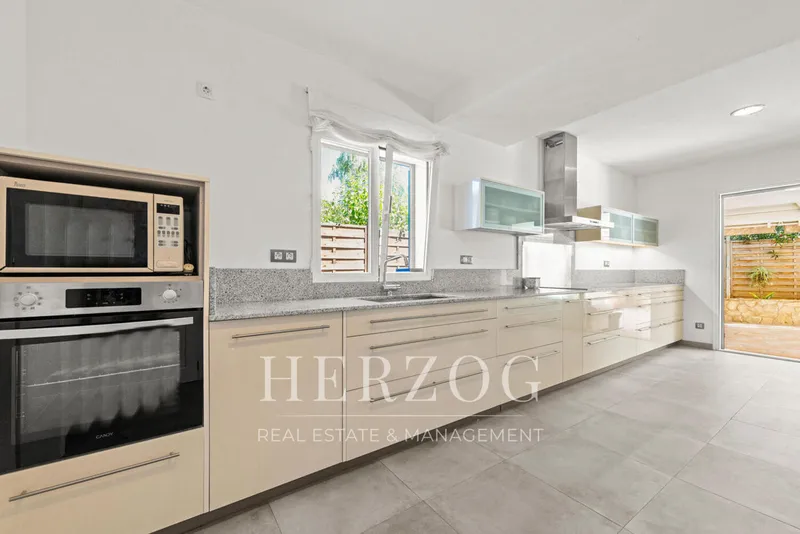Modern renovated family villa with pool in a quiet location in Paguera — photo 9