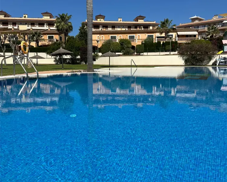 Located in the quiet and natural surroundings of Cales de Mallorca, this cozy penthouse offers a relaxed Mediterranean lifestyle with ample — photo 3
