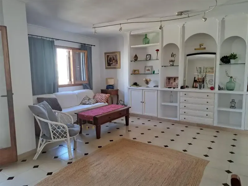 Piso de unos 110m2 construidos en Santa Margarita (pueblo cerca de can Picafort), consta de salón comedor con chimenea y balcón exterior, co — photo 3