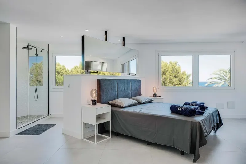 Modern apartment right on Magaluf beach — photo 12