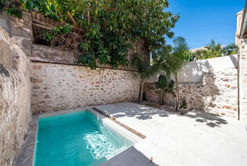 Discover this impressive townhouse located in the center of Petra, an area known for its easy access and availability of parking — photo 3