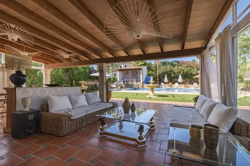 This beautiful villa in Cala Pi with Versace-style elements and a constructed area of approx. 490 m2 offers sea views over a gr — photo 11