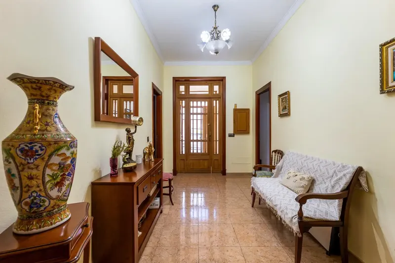En una de las zonas más consolidadas de El Arenal, se encuentra esta amplia vivienda en planta baja, una propiedad con mucho potencial tanto — photo 12