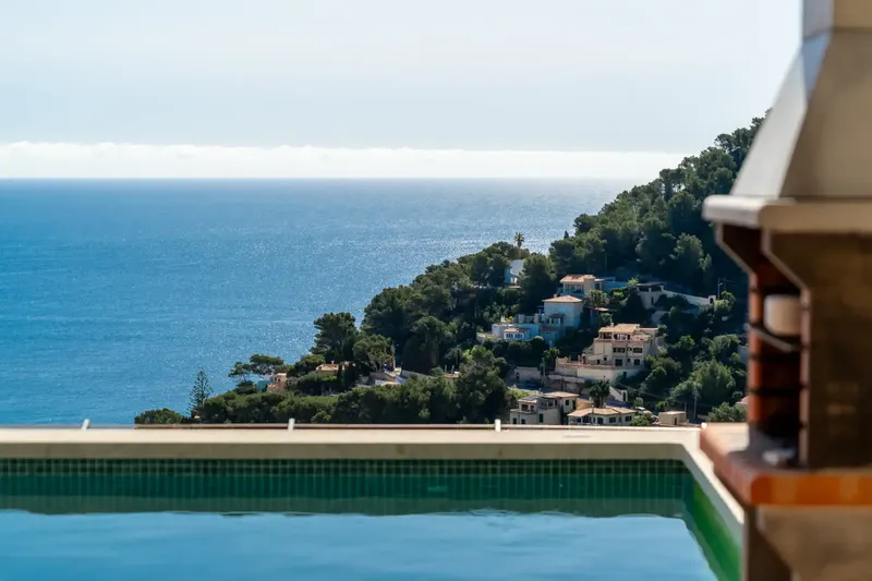 Every dawn in this villa is a private spectacle. The intense blue of the Mediterranean accompanies every moment, stretching from Canyamel — photo 3