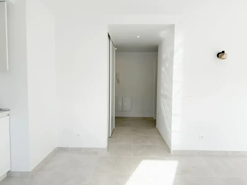 I. Vivienda de 2 habitaciones, con armarios empotrados, cocina office totalmente amueblada con electrodomésticos, 2 baños completos con mamp — photo 6