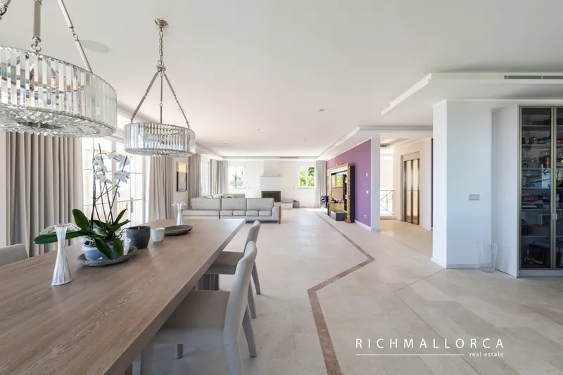 South-facing villa with pool and sea view — photo 7