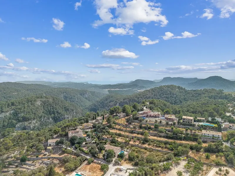 Urban multi-family plot of 1,381 m2 with sea views in Galilea, with an existing house of 477 m2 to renovate. The central and elevated plot — photo 3