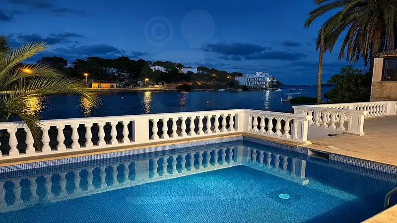 Situated on the first line facing the port of Portopetro, this villa stands out for its generous surface area, its wide views of the Mediterranean and — photo 2
