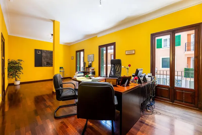 Exclusive property of more than 200 m2 located in one of the most privileged locations in Palma, between Paseo Mallorca and Jaume III, surrounded — photo 1