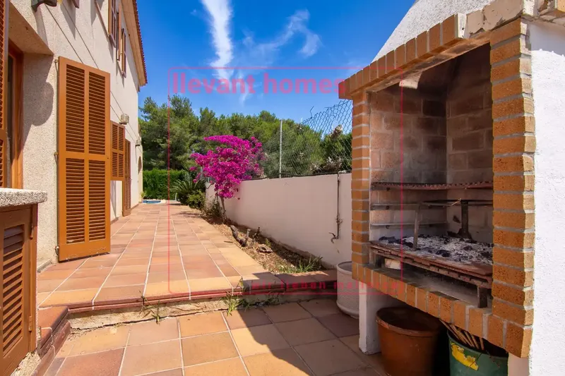 Discover your new home in the exclusive Son Floriana urbanization in Cala Bona! This impressive detached house, located in a — photo 11