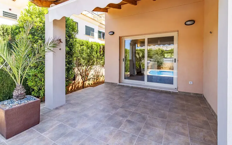 This beautiful townhouse in Puig de Ros with pool, garden and large underground parking is located in an attractive residential area — photo 2