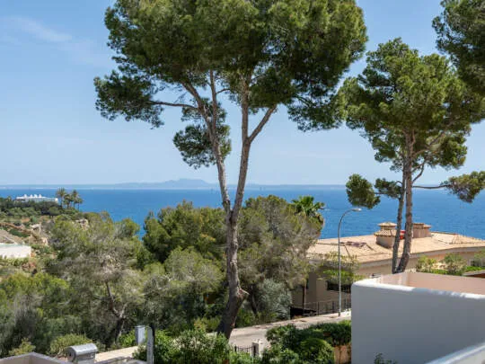 Sea-view villa with development potential in a prime location — photo 5