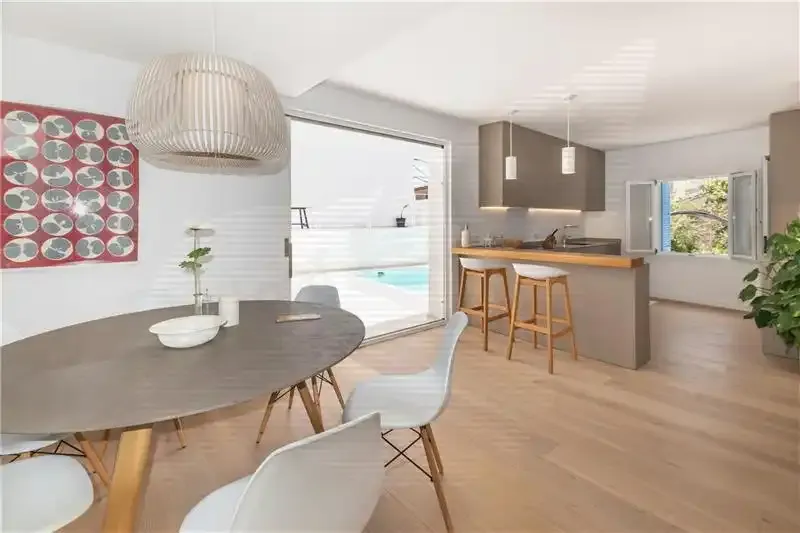 High-quality house on a plot of approx. 400 m², approx. 300 m² built, large living-dining room with fireplace, open fitted kitchen — photo 5