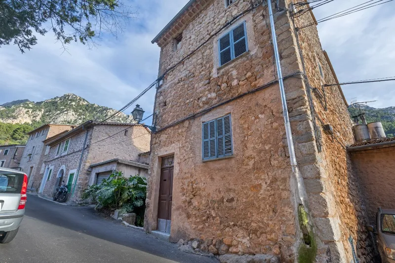 Authentic stone build house in the centre of Biniaraix — photo 1