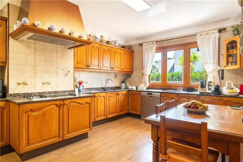 Detached villa with swimming pool on a plot of approx. 859 m² — photo 7