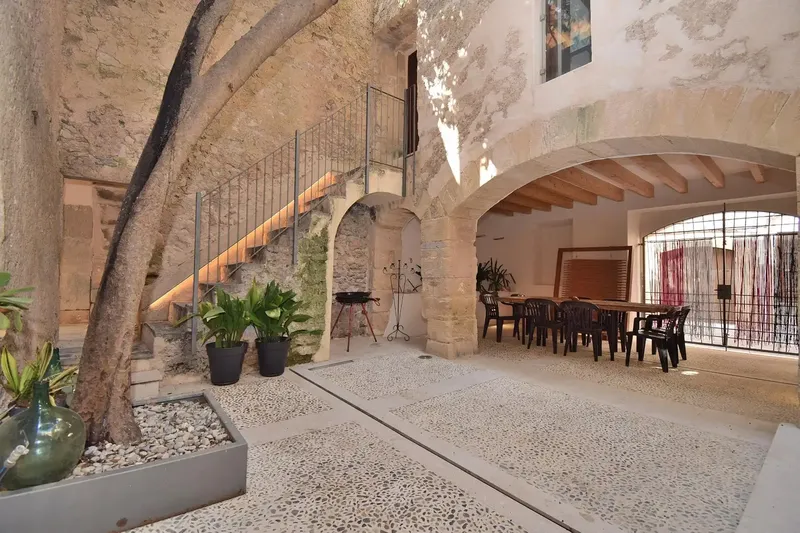 Discover this exceptional opportunity in the historic center of Artà: a charming village house with a holiday license for 12 guests — photo 3