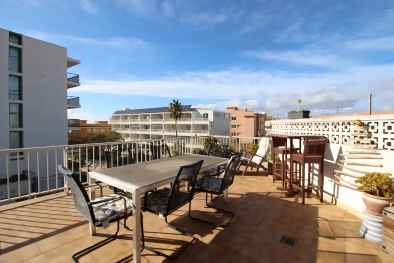 Only 200 meters from the sea, in one of the quietest residential areas of Can Pastilla, this penthouse combines 86 m² built with a spectacular 65 m² terrace full of natural light — more than 150 m² of total space to live, work and enjoy. — photo 1