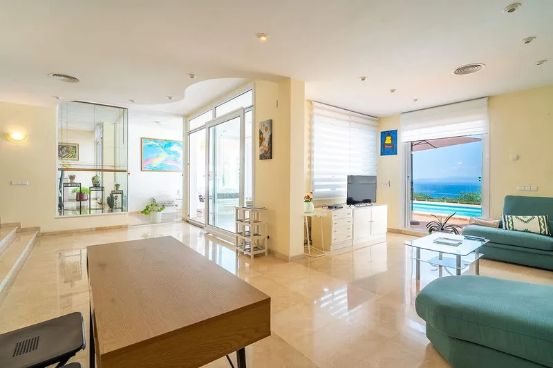 Sun-drenched villa on the first sea line with holiday rental licence — photo 4