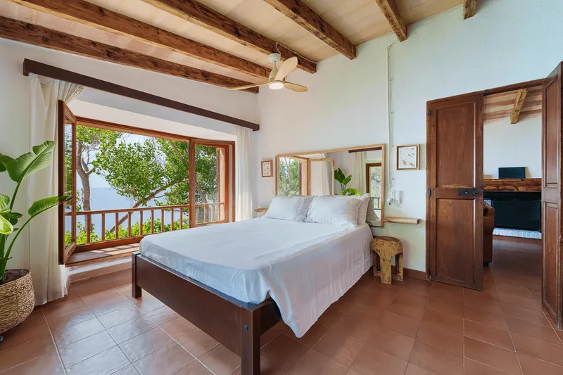 Property in a hidden bay with direct access to the sea — photo 11