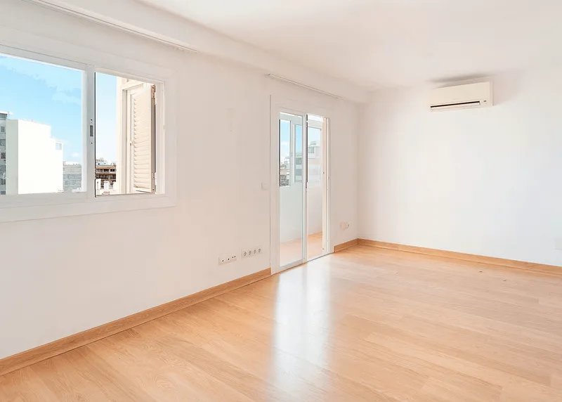 Apartment with Terrace in Need of Renovation Near Santa Catalina — photo 2