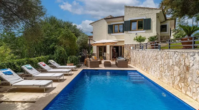Secluded four-bedroom Mediterranean villa with private pool in Calvià — photo 1
