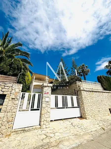 Discover this magnificent villa with pool located in one of the most exclusive and sought-after areas of Inca. — photo 1