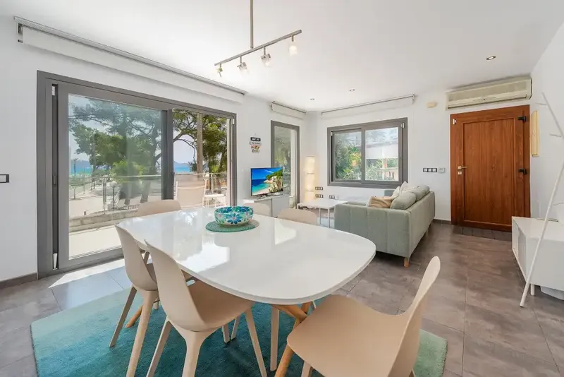 Bright and cozy top-floor apartment ideally located just one block from the stunning beach of Puerto de Alcúdia — photo 5