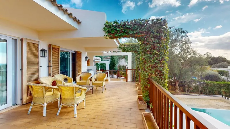 Villa with pool — photo 4