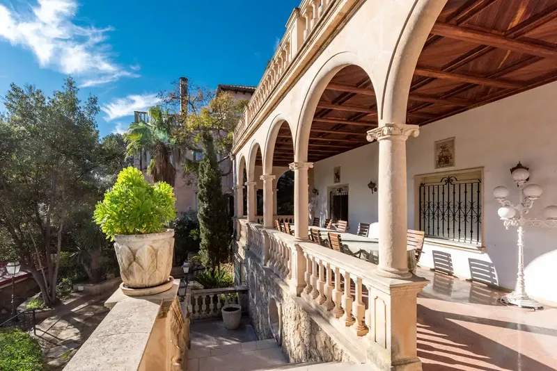 This beautiful classic Mallorcan style villa in Palma de Mallorca is located in a privileged and quiet residential area in the prestigious — photo 4