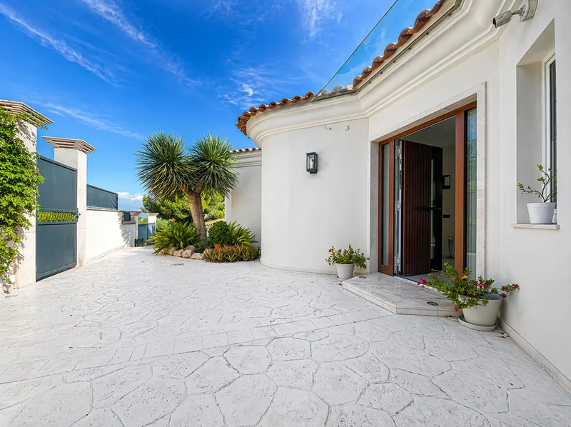 Magnificent and elegant villa with partial sea views in the exclusive area of Nova Santa Ponsa Mas — photo 3